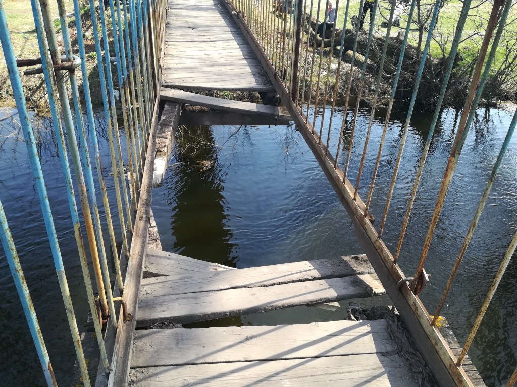 На Львовщине вследствие обрушения моста 4 человека оказались в воде (ФОТО)