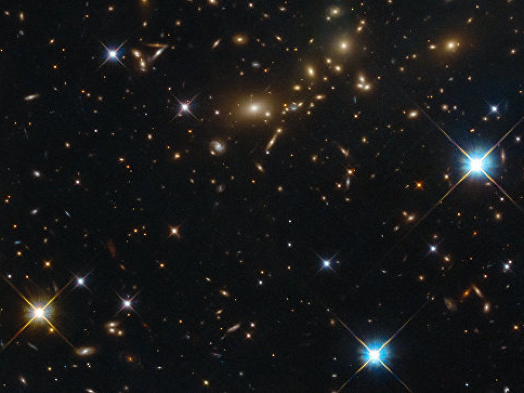 «Хаббл» сфотографировал один из крупнейших объектов во Вселенной (ФОТО)