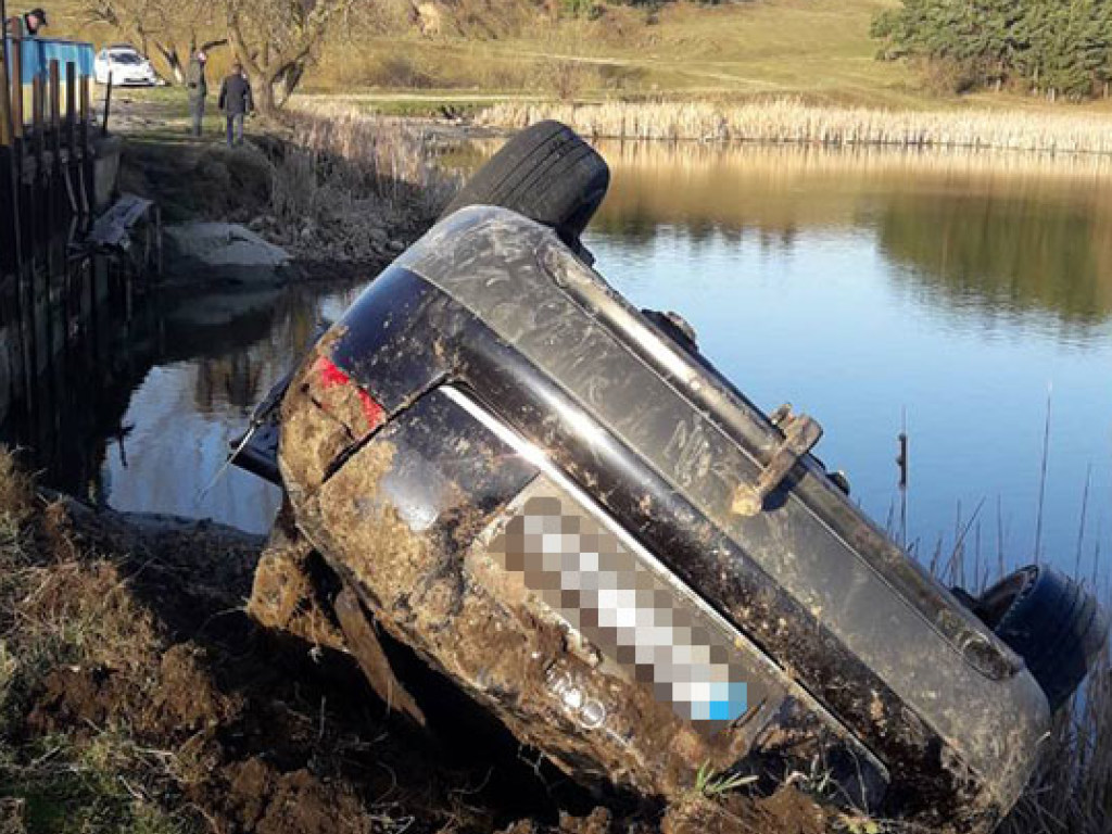 На Тернопольщине молодая компания на AUDI А6 въехала в пруд, есть жертвы (ФОТО)