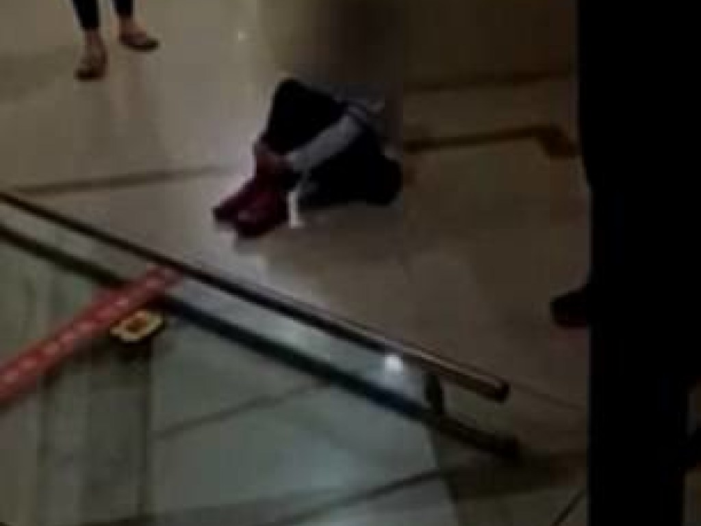 50-килограммовая стеклянная дверь обрушилась на 6-летнюю китаянку (ФОТО, ВИДЕО)