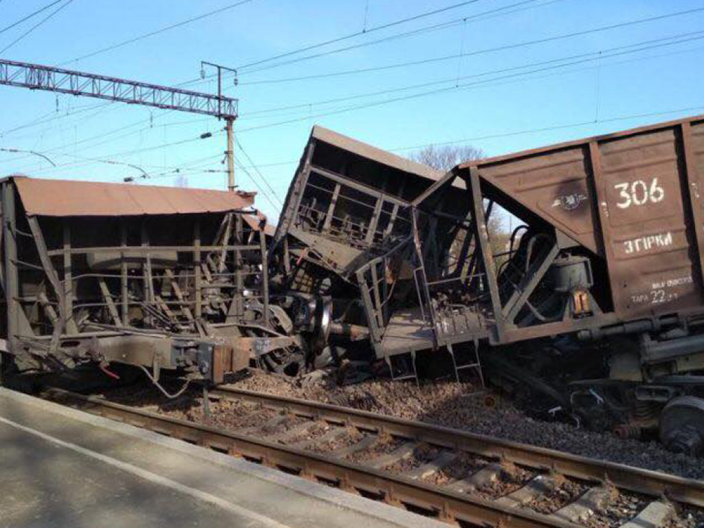 Крупная авария на железной дороге во Львовской области: перевернулось 10 грузовых вагонов (ФОТО)