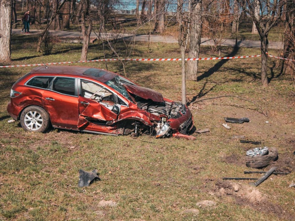 У моста Патона в Киеве девушка за рулем Mazda на высокой скорости вылетела в парк (ФОТО)