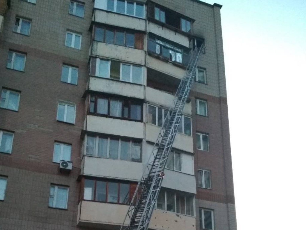 В Деснянском районе Киева произошел пожар в многоэтажке, два человек пострадали (ФОТО)