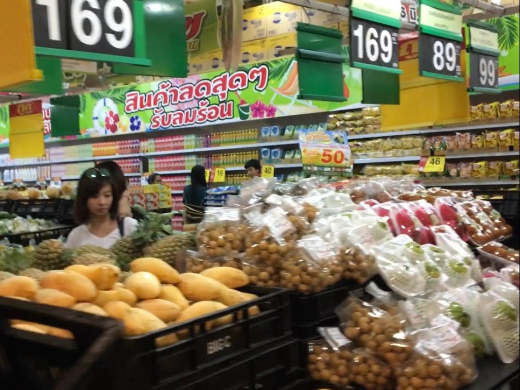 В супермаркете Таиланда российская туристка пыталась перерезать себе горло (ВИДЕО)