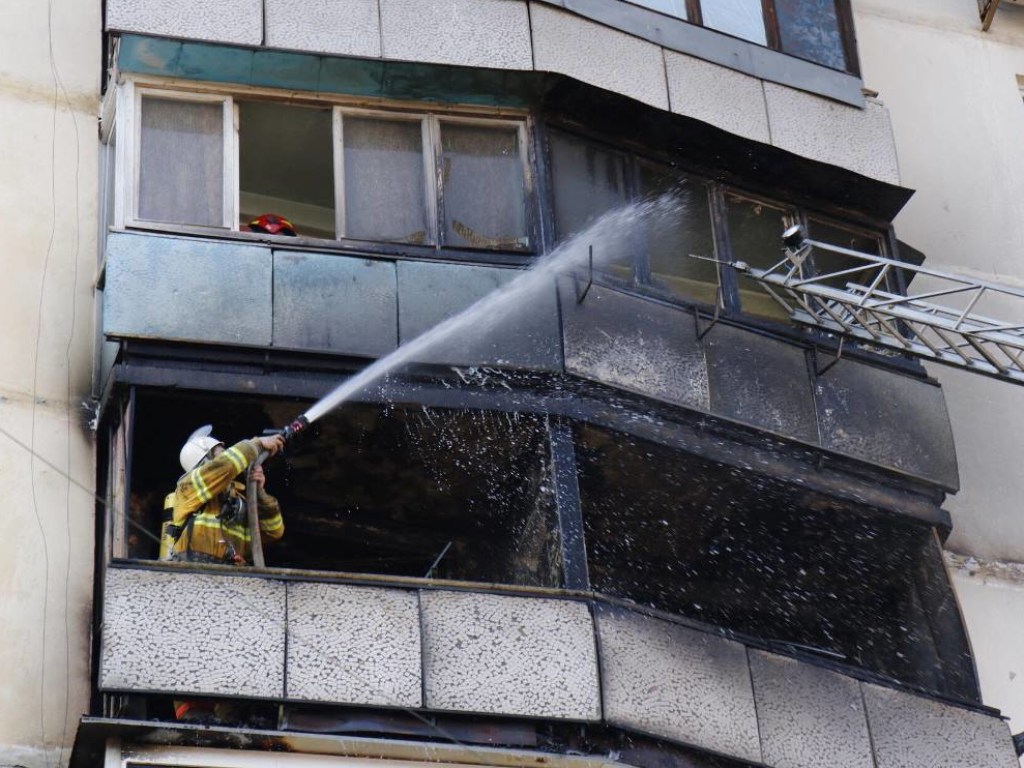 На Дарнице в Киеве горела квартира на шестом этаже 16-этажного дома (ФОТО)