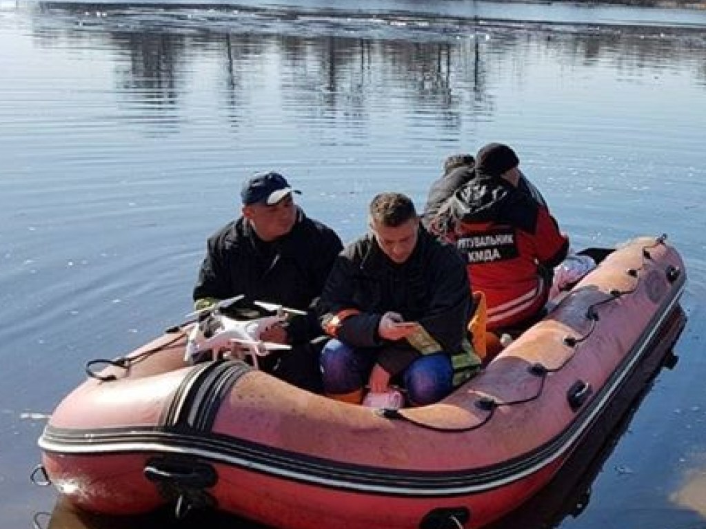 На Днепре перевернулась лодка, 3 человека пропали без вести (ФОТО)