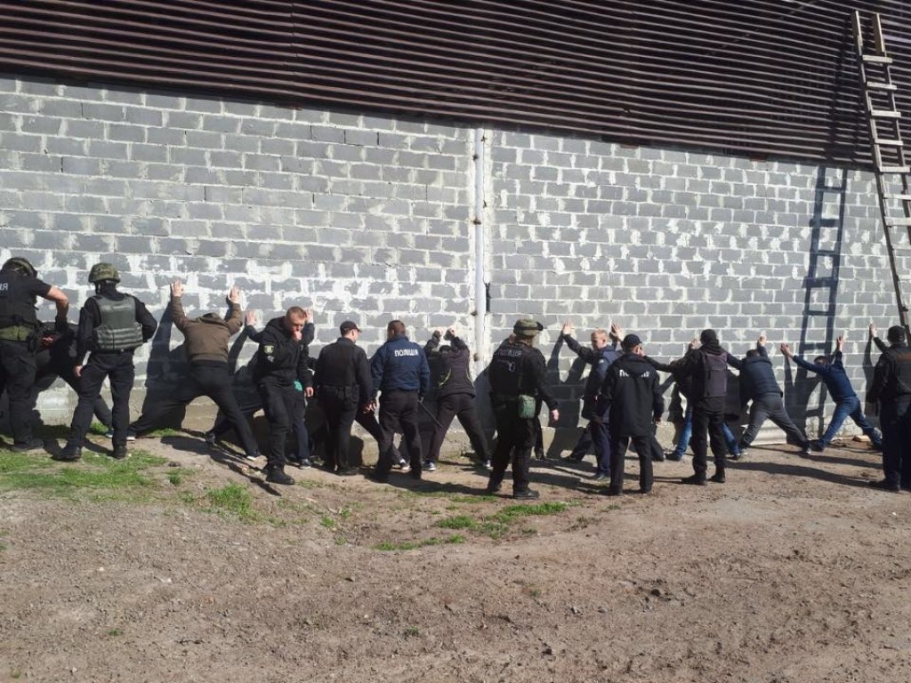 50 рейдеров задержали в Черкасской области при попытке захвата сельхозпредприятия (ФОТО)