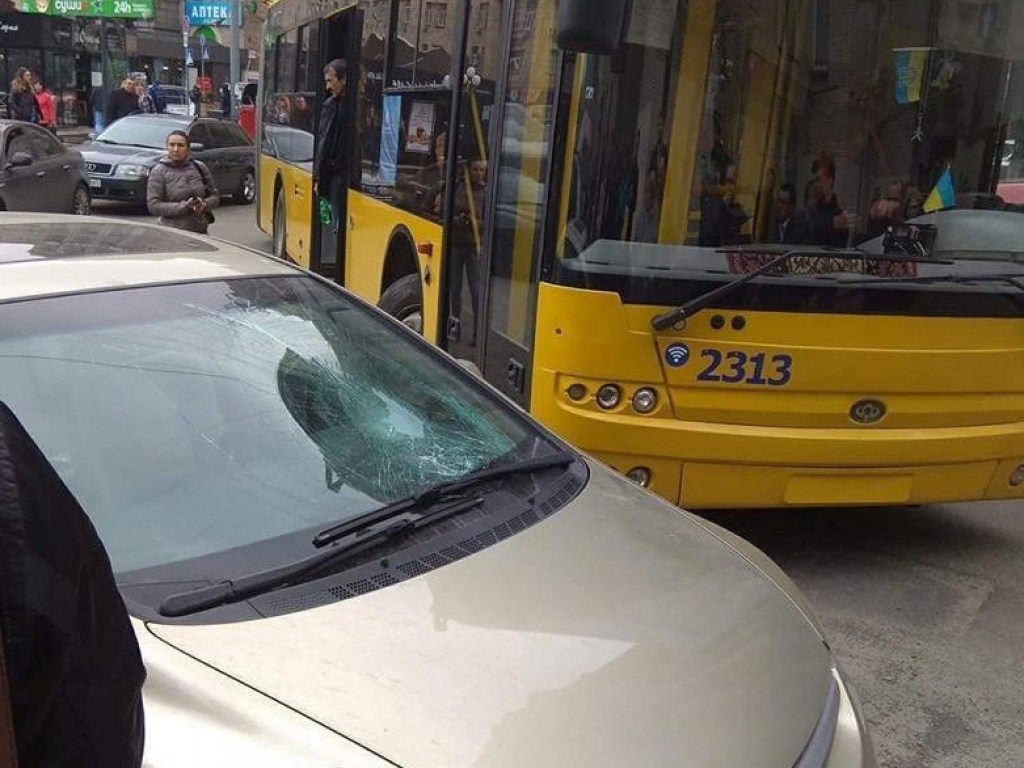 Пассажиры столичного троллейбуса разбили стекло автомобиля Honda, заблокировавшего движение (ФОТО)