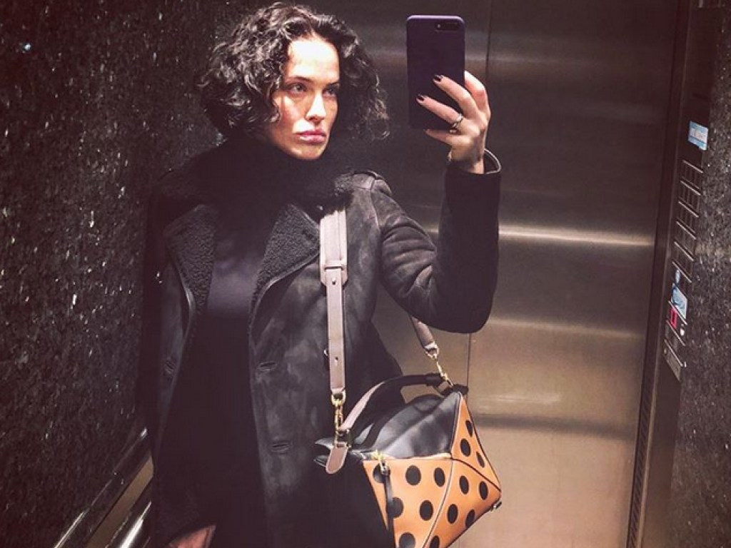 Даша Астафьева сфотографировалась в лифте без макияжа (ФОТО)