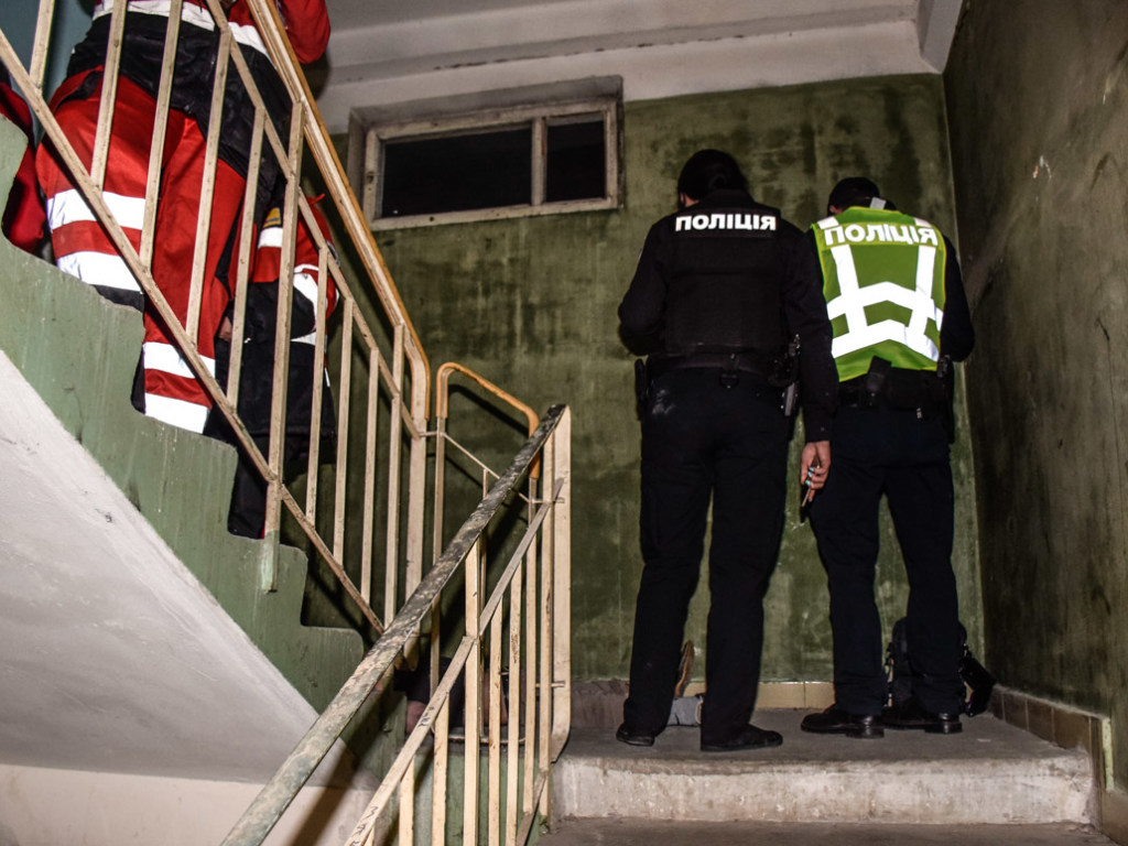 В Киеве на лестнице жилого дома обнаружили труп мужчины с двумя шприцами (ФОТО)