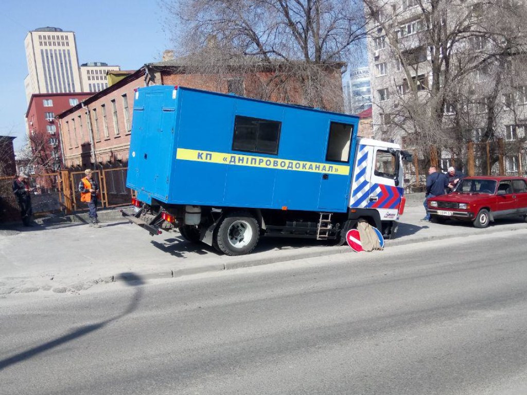 Машина днепровского водоканала угодила в яму (ФОТО)