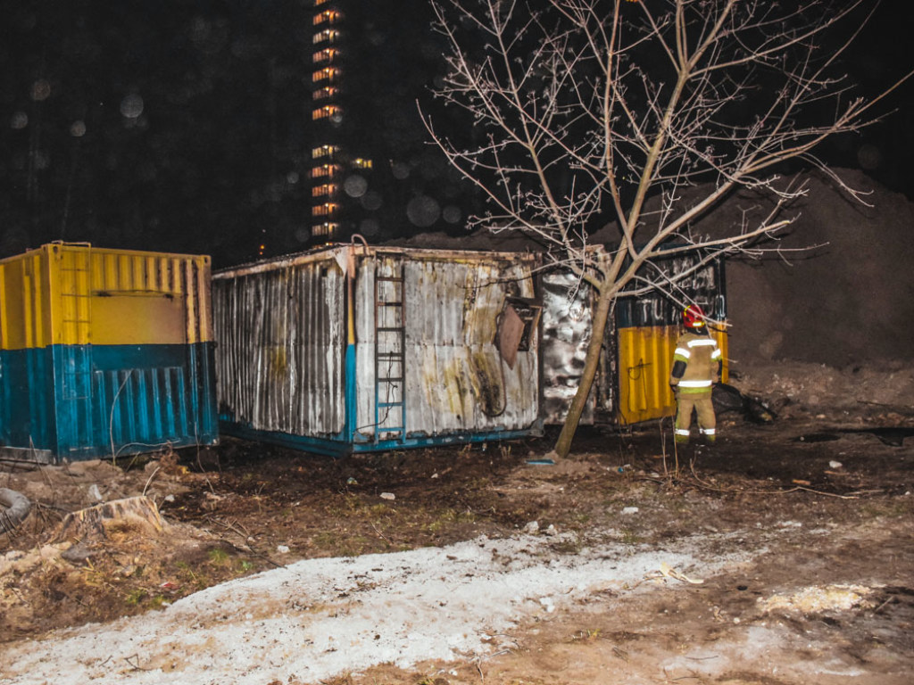В Святошинском районе Киева произошел пожар и стычка с «титушками» (ФОТО, ВИДЕО)