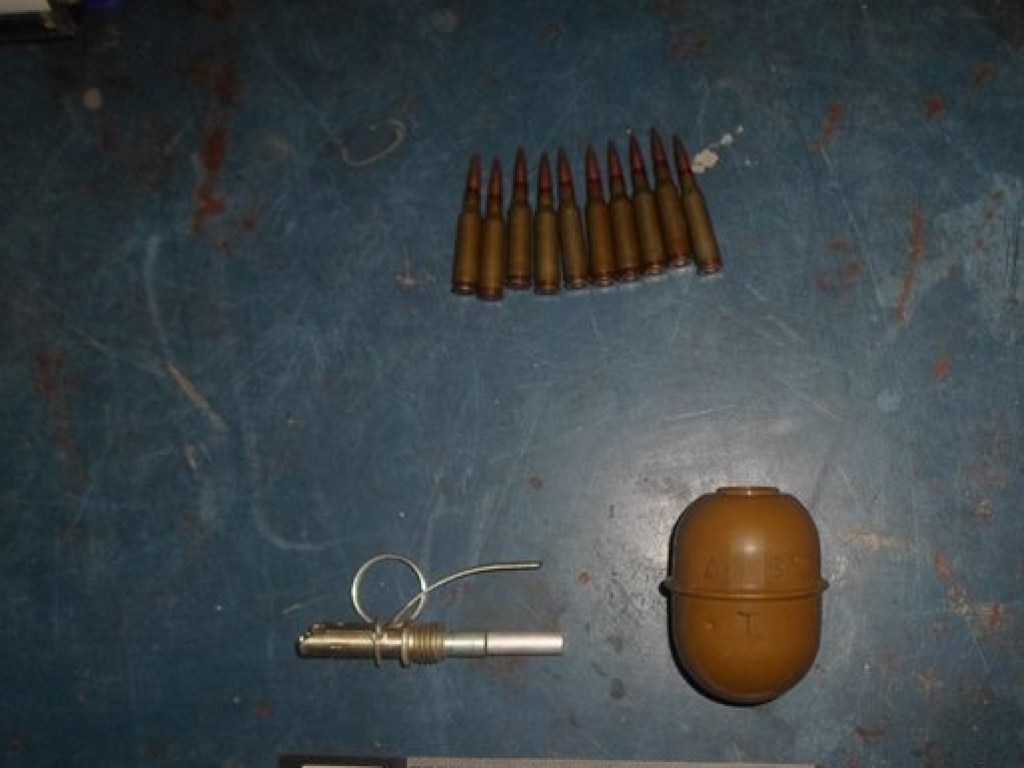 На ж/д вокзале Харькова у мужчины обнаружили боевую гранату и патроны (ФОТО)