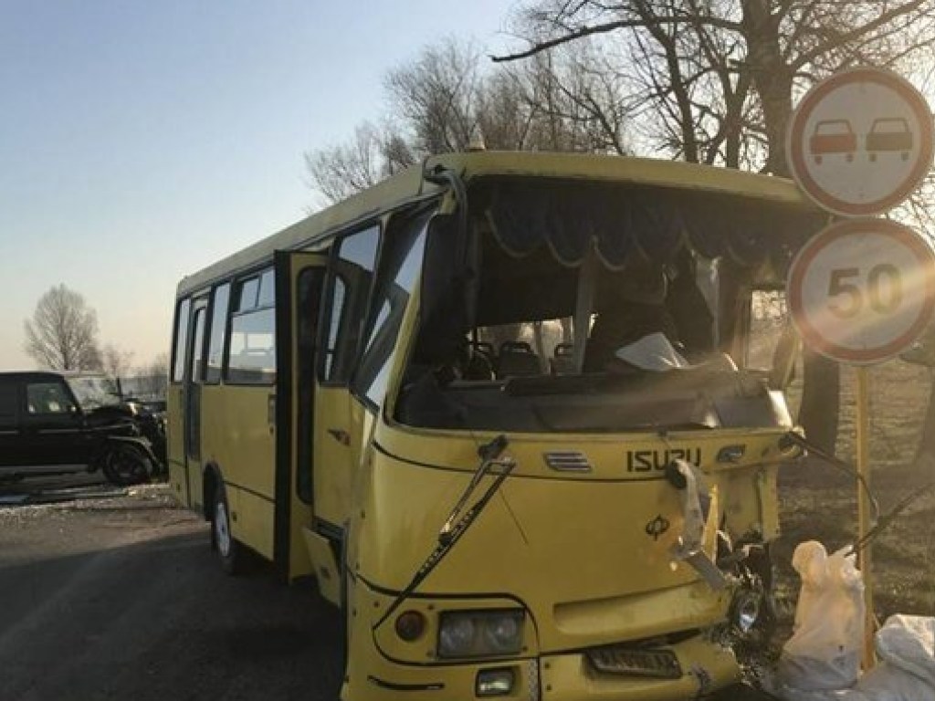 Роковой разворот: Под Киевом маршрутка столкнулась с Mercedes (ФОТО)