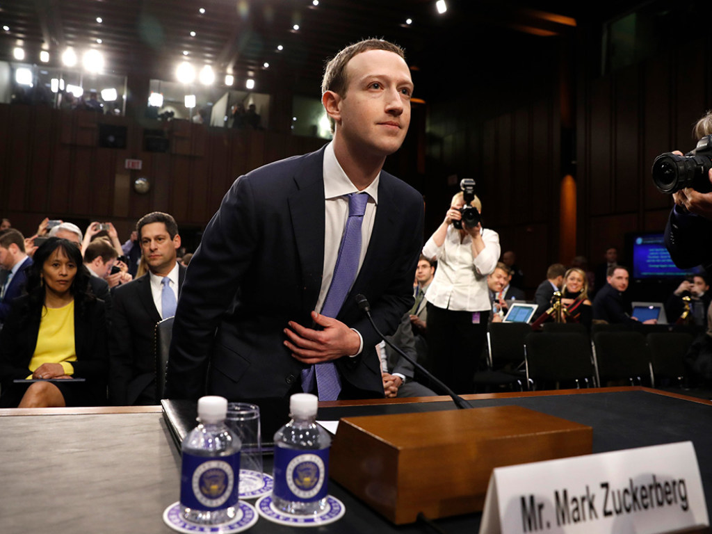 Цукерберг в Конгрессе США: Создатель Facebook не стал давать обещаний по регулированию работы соцсети