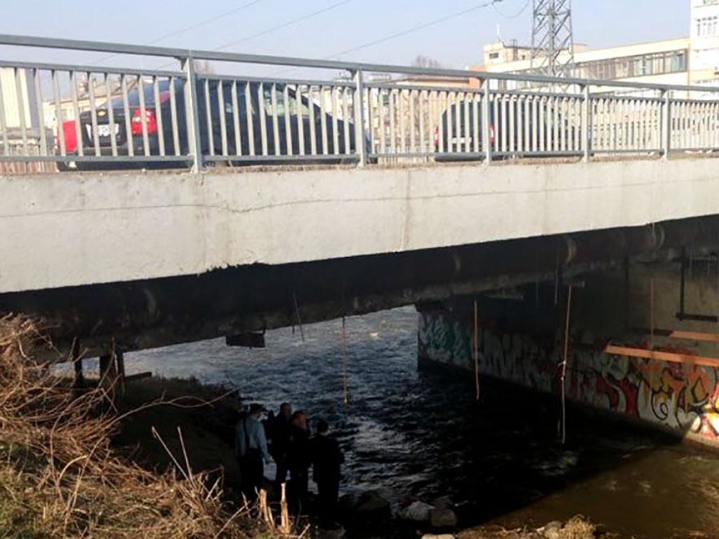 Под мостом в Харькове нашли труп в мешке (ФОТО)