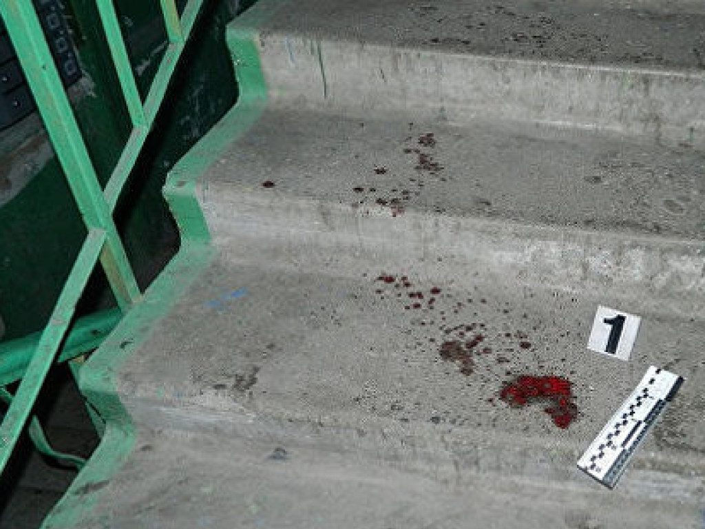 На лестничной площадке столичного жилого дома ударили ножом мужчину (ФОТО)