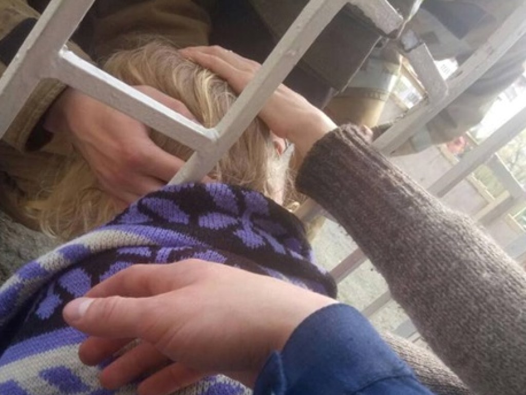 Во Львове бойцы ГСЧС спасли застрявшего между металлическими прутьями ребенка (ФОТО)