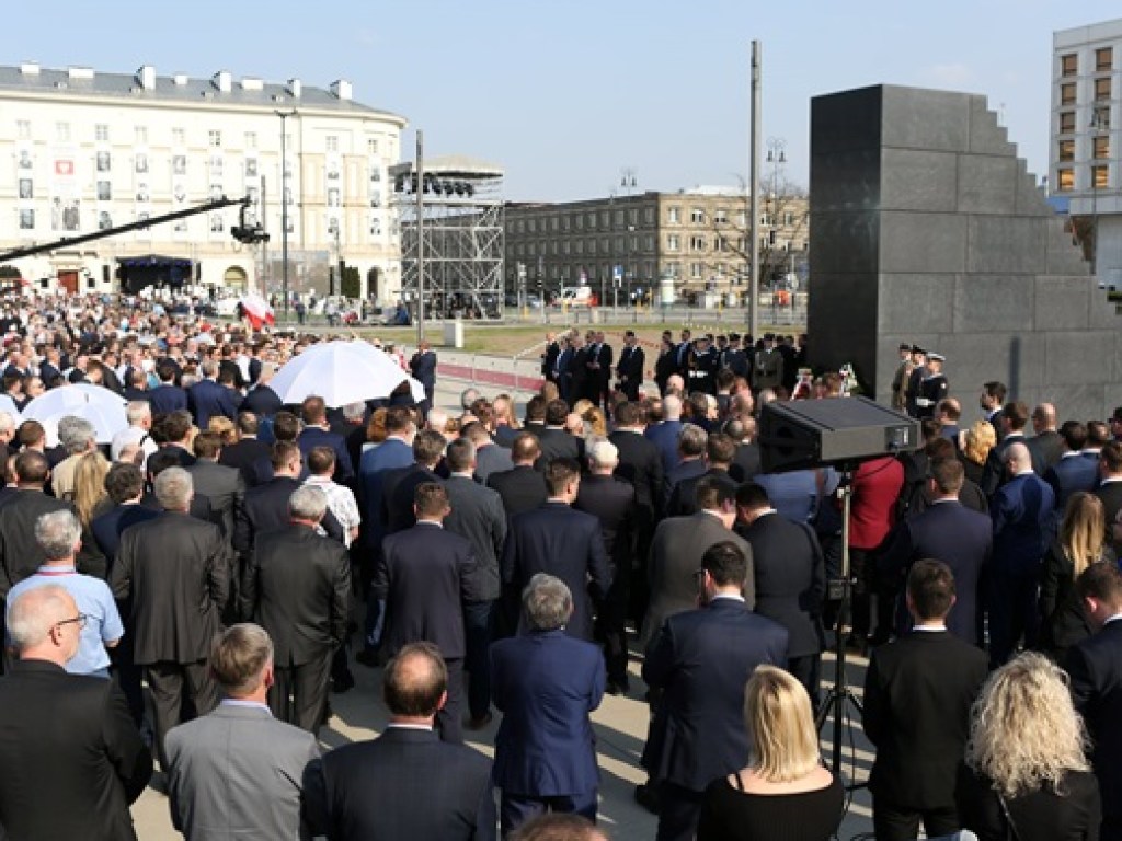 В Варшаве открыли памятник жертвам Смоленской авиакатастрофы (ФОТО)