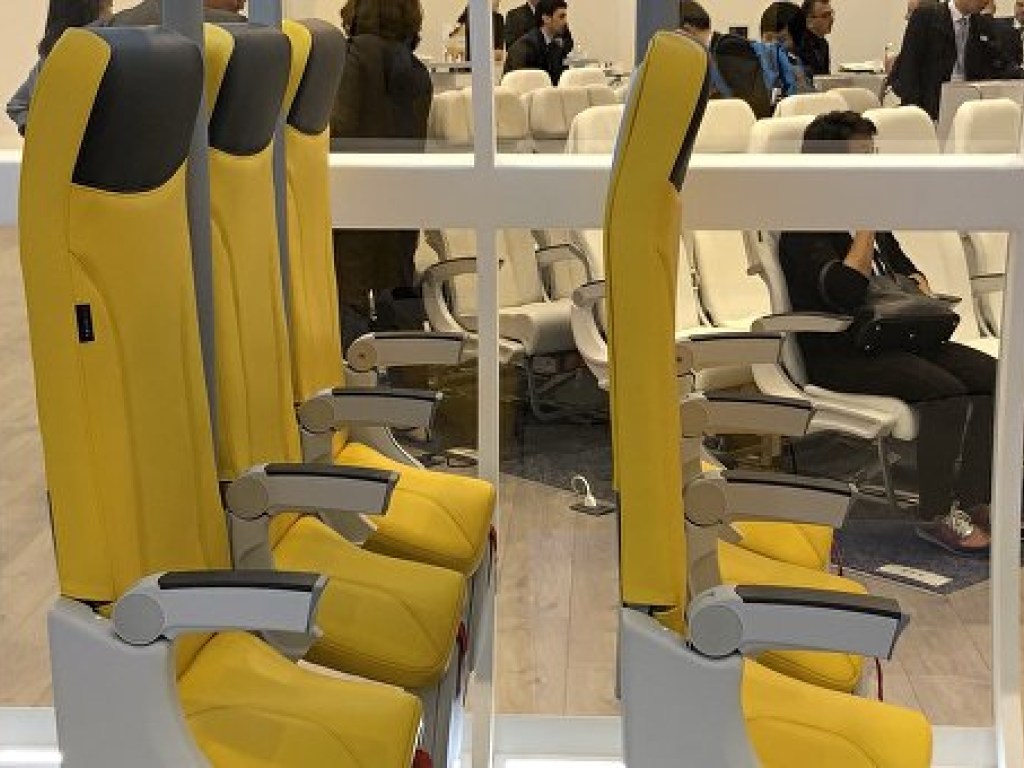 В Италии выпустили стоячие кресла для самолетов авиакомпаний-ультралоукостеров (ФОТО)