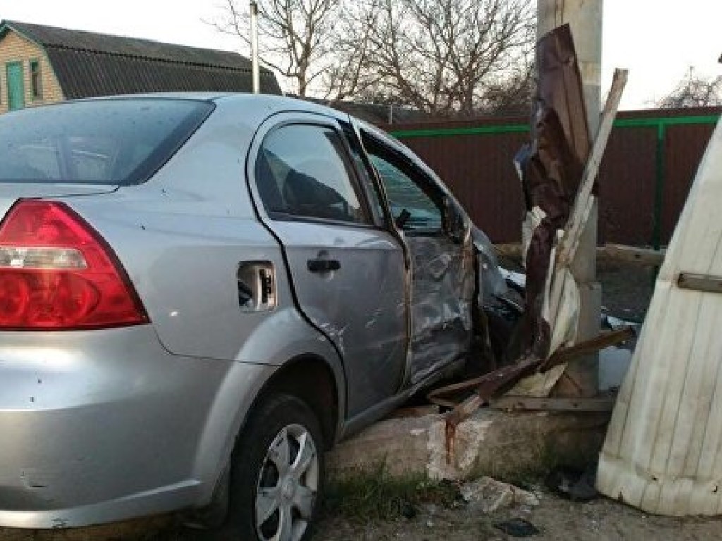 Под Киевом таксист протаранил забор частного дома, пострадала пассажирка (ФОТО)
