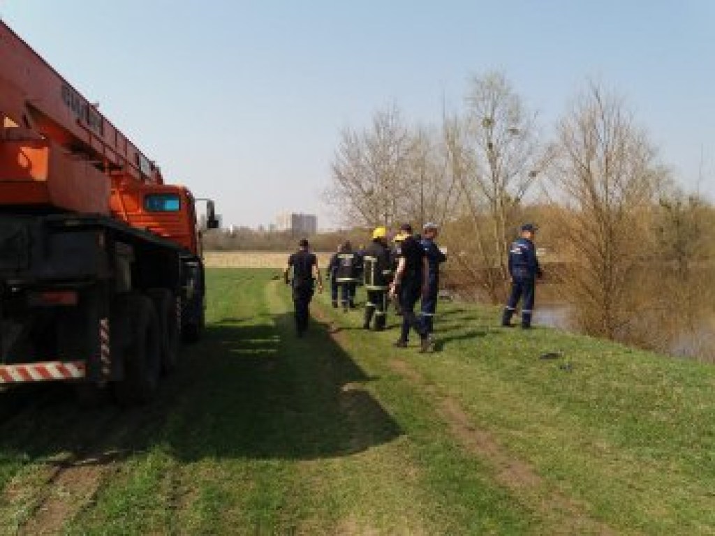 В Луцке автомобиль упал в реку Стырь, есть погибший (ФОТО)