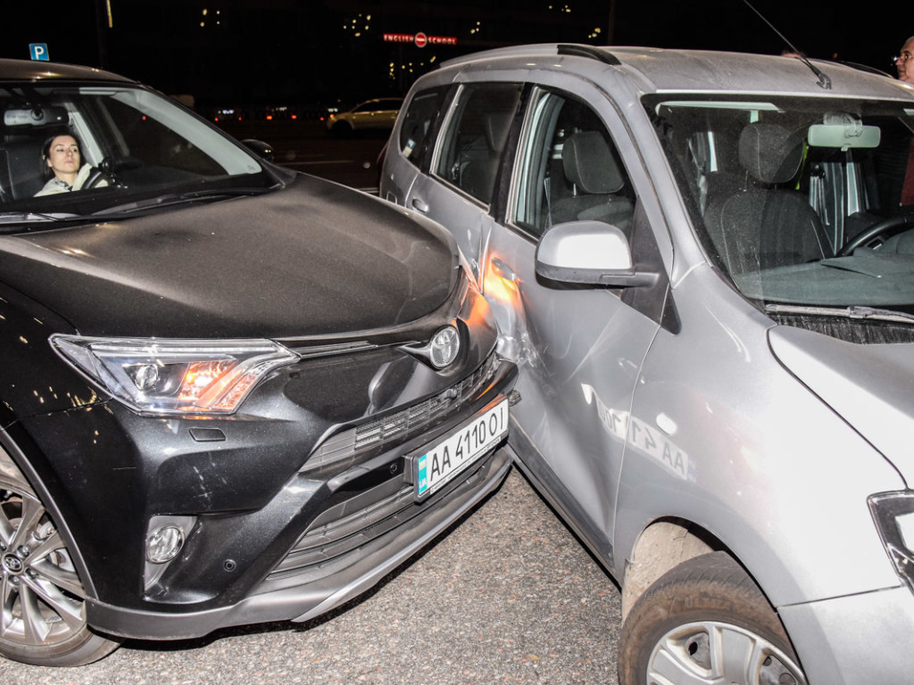 В Киеве возле ЦИК Toyota въехал в Renault: водители вину не признают (ФОТО)