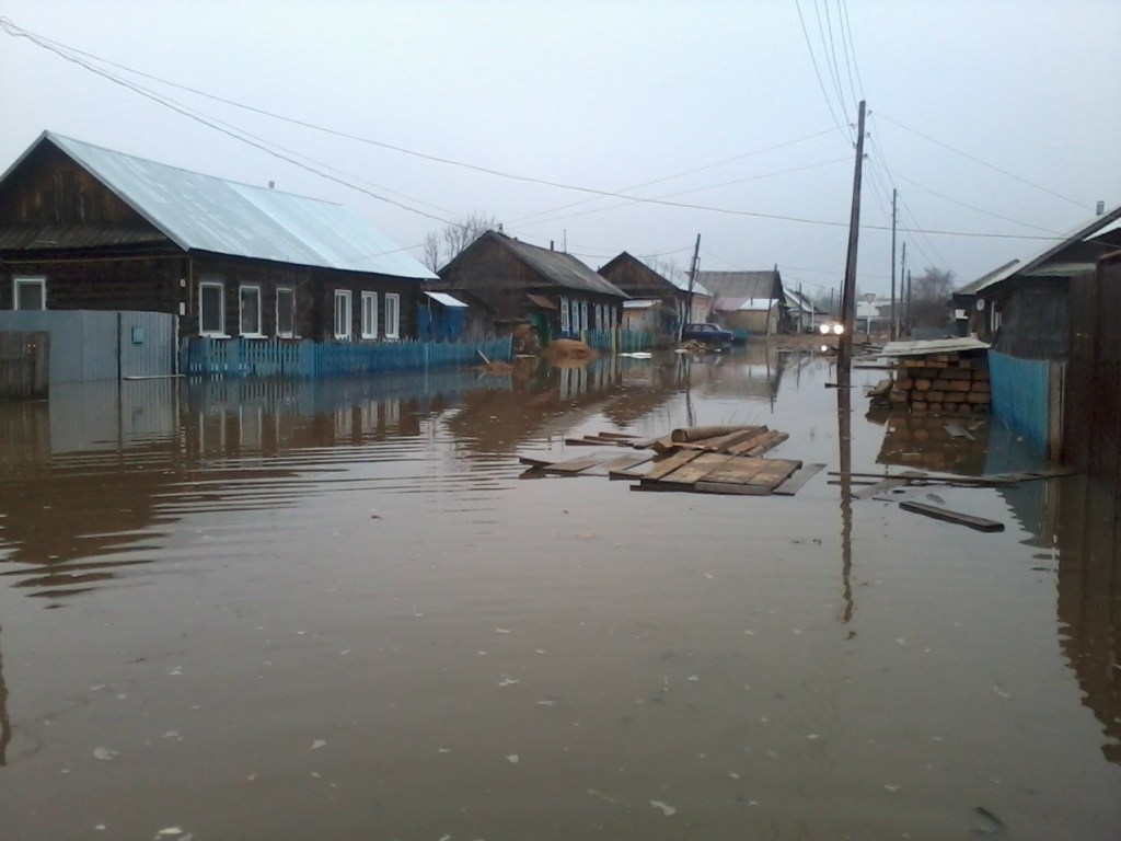 В Харьковской области из-за паводка село оказалось отрезанным от мира (ВИДЕО)