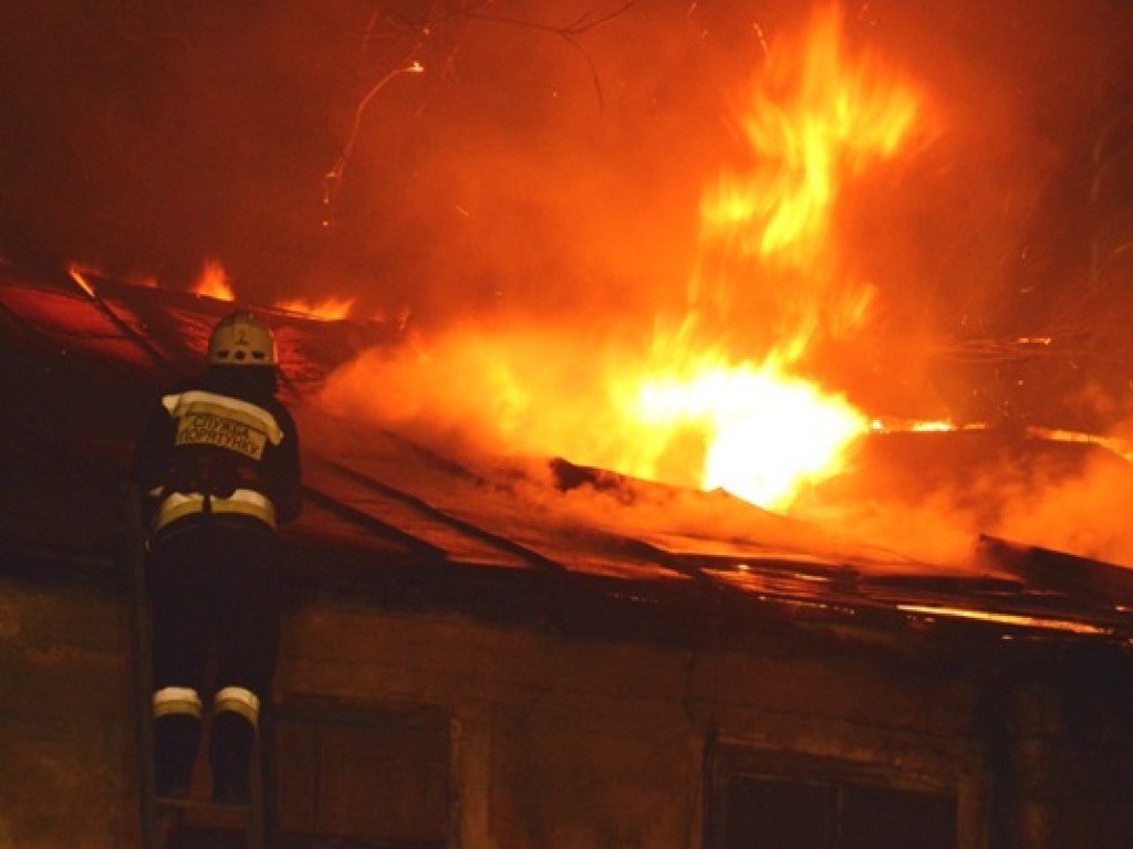 Масштабный пожар: В Днепре горящее здание тушили более 6 часов (ФОТО, ВИДЕО)