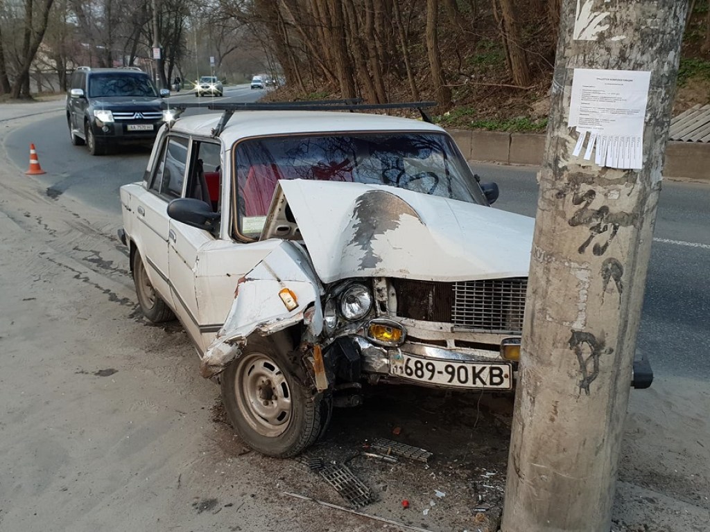 В Киеве опьяневший мужчина на автомобиле «Жигули» на большой скорости врезался в бетонный столб (ФОТО, ВИДЕО)