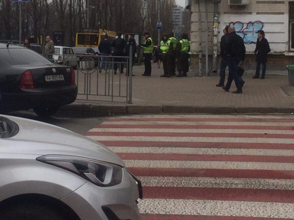Столичный бульвар Шевченко заполонила полиция: ждут Порошенко на форум по безопасности (ФОТО)