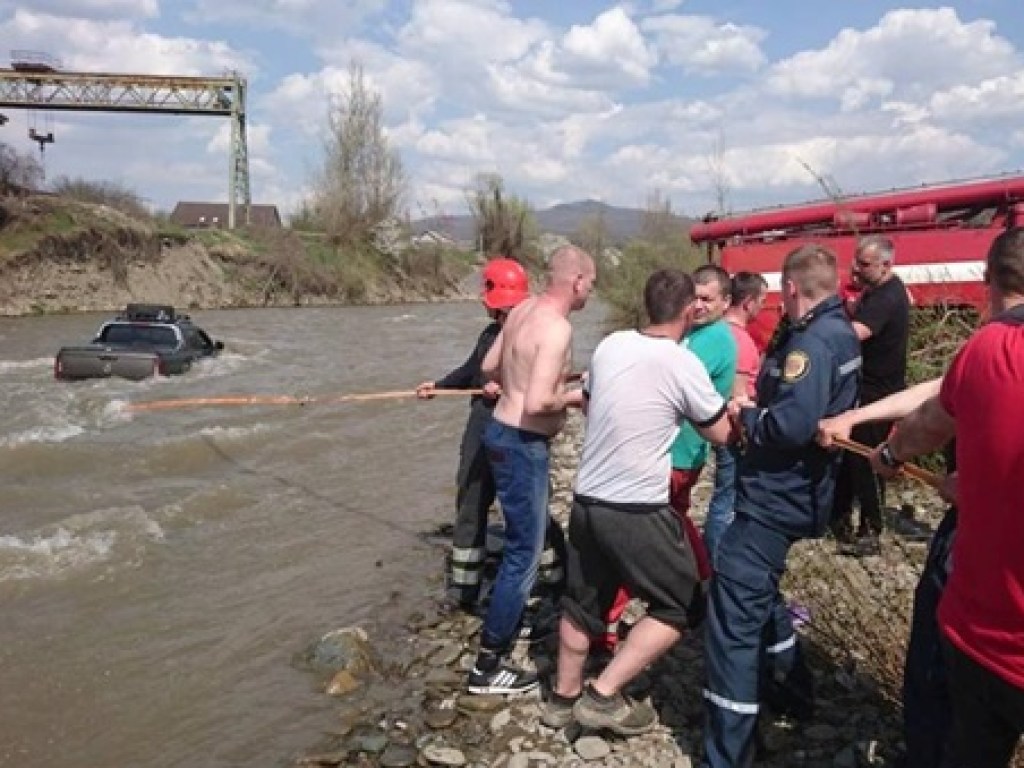 Неудачная мойка авто: На Закарпатье мужчина утопил в реке Mercedes (ФОТО)