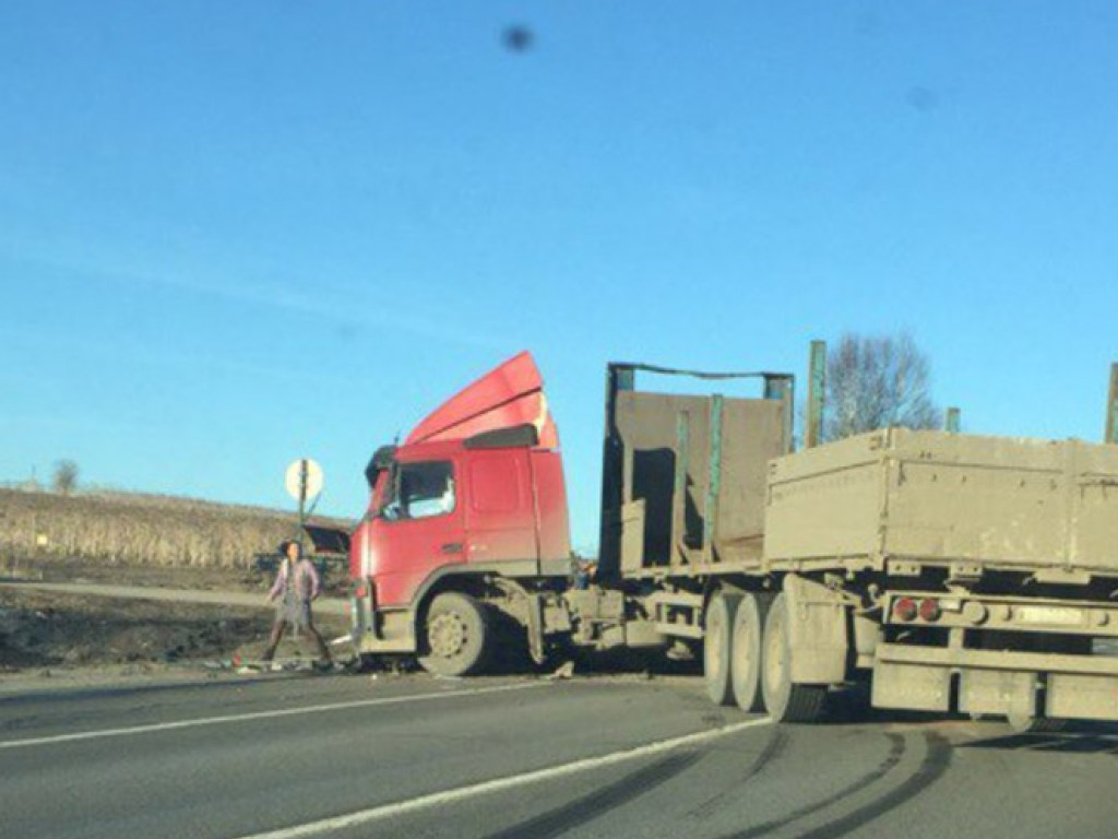 В России переполненный микроавтобус столкнулся с грузовиком, погибли 7 человек (ФОТО)