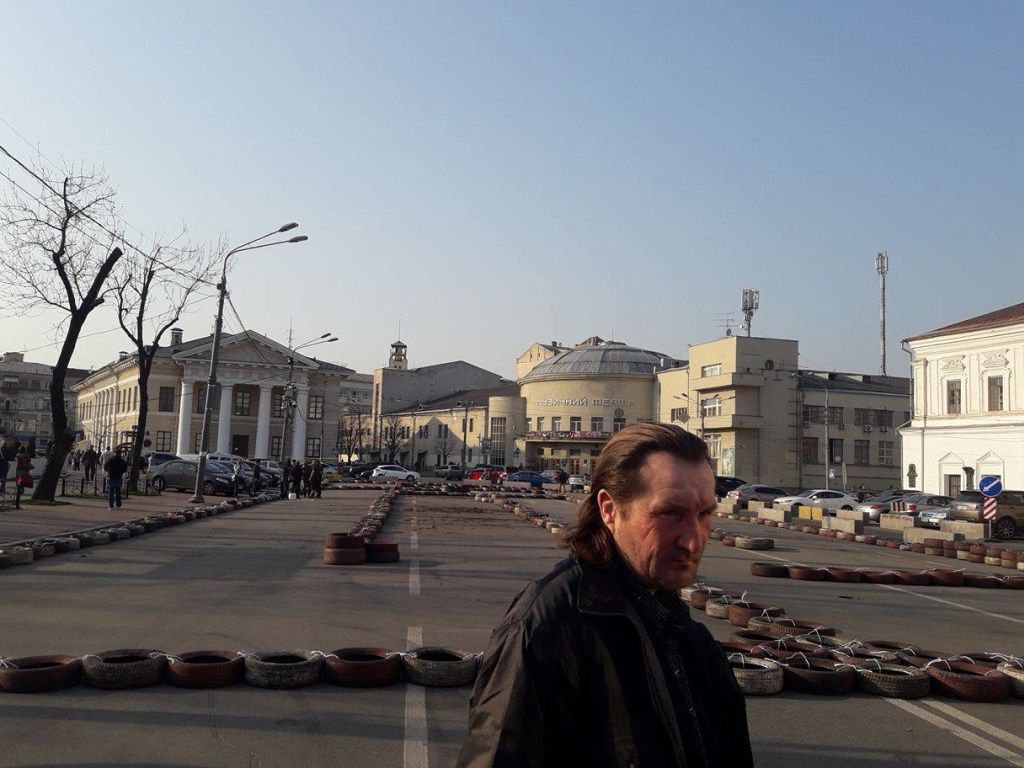 Контрактовая площадь в Киеве «преобразилась» благодаря старым покрышкам (ФОТО)