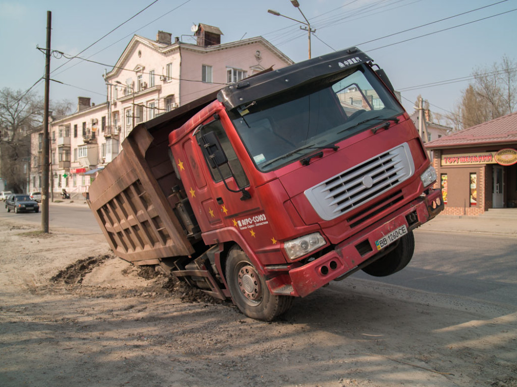 В Днепре грузовик со строительным мусором попал в «зыбучие пески» (ФОТО)