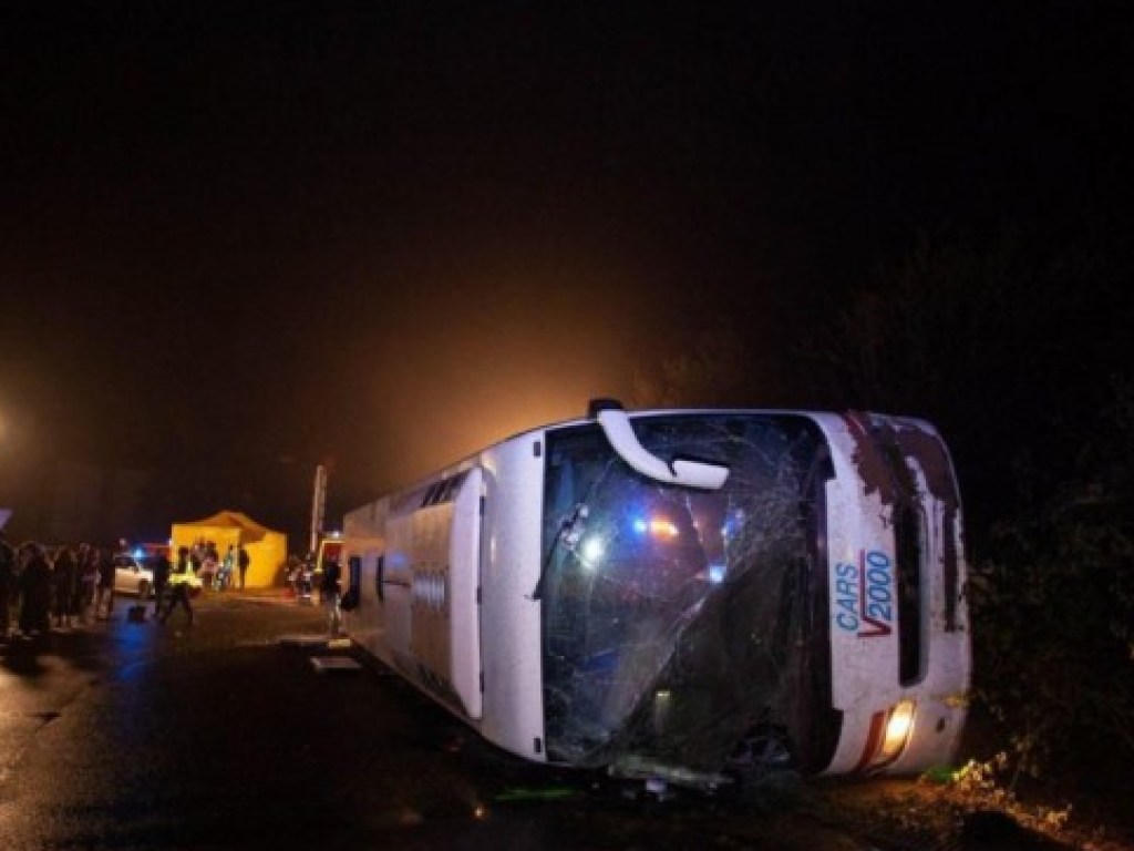Во Франции перевернулся автобус, 18 человек пострадали (ФОТО)