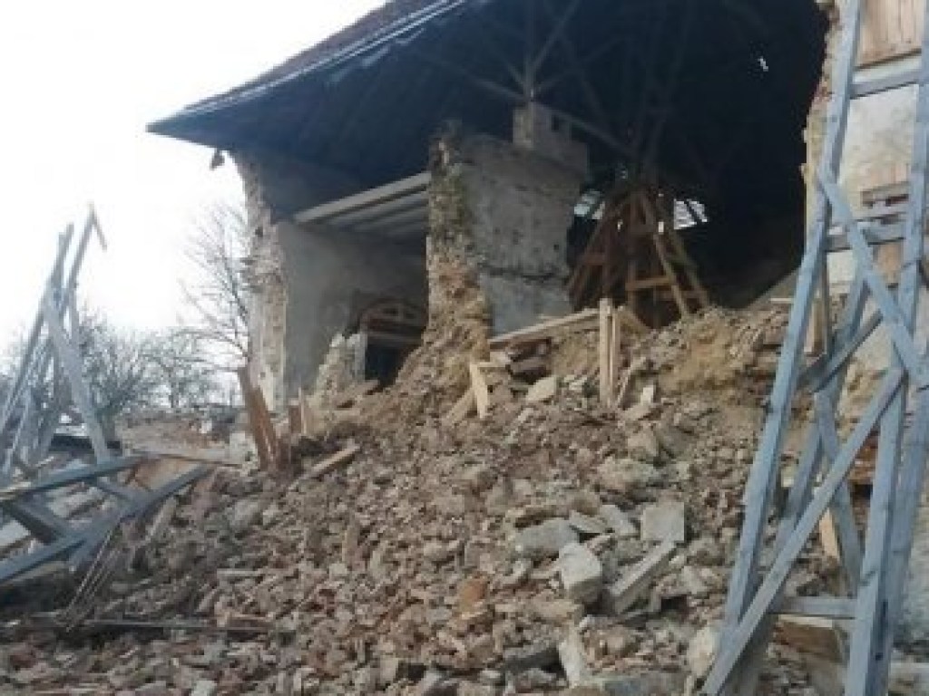 На территории Поморянского замка во Львовской области произошел обвал стены (ФОТО)