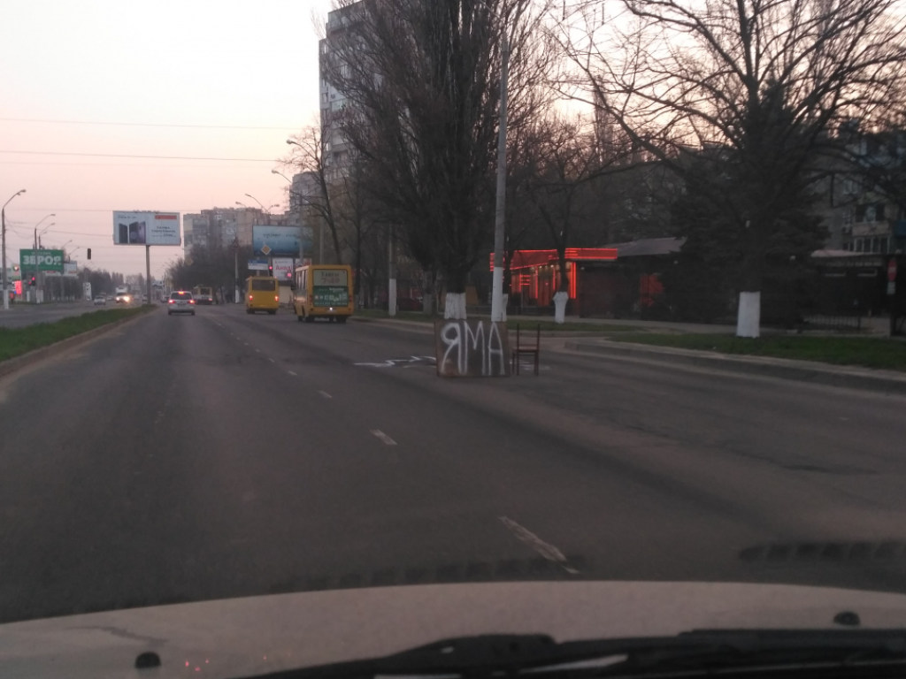 Автомобилист из Одессы оригинальным способом призвал дорожников залатать яму на проспекте (ФОТО)