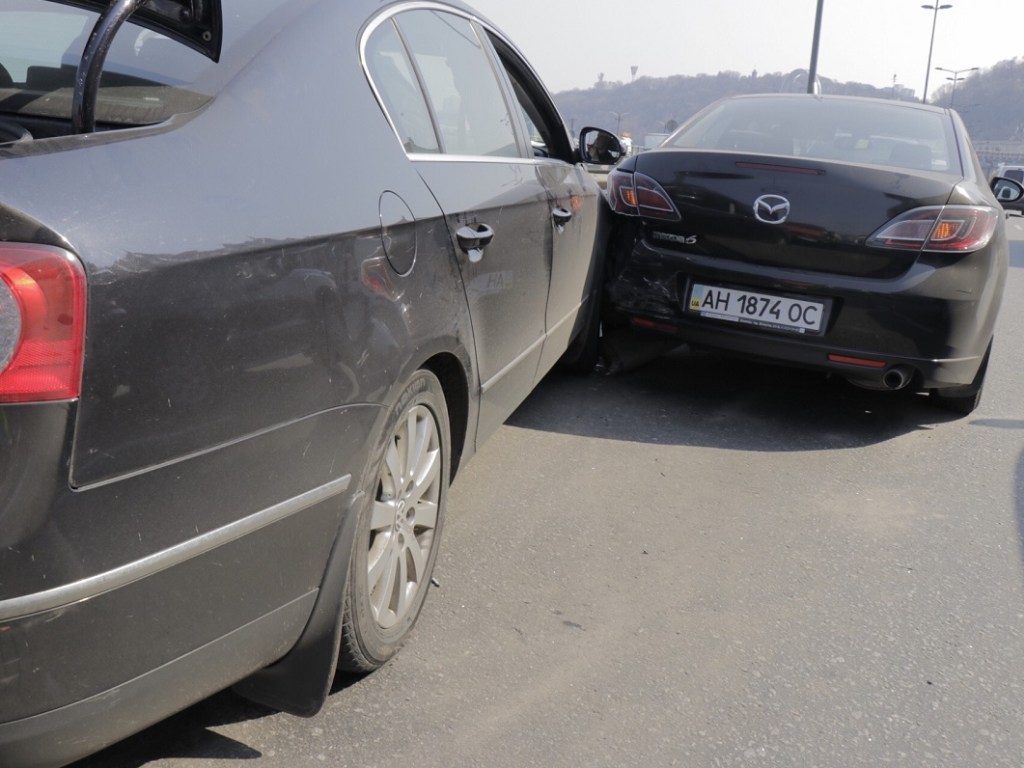 В Киеве на Подоле столкнулись три авто, Volkswagen влетел в отбойник (ФОТО)