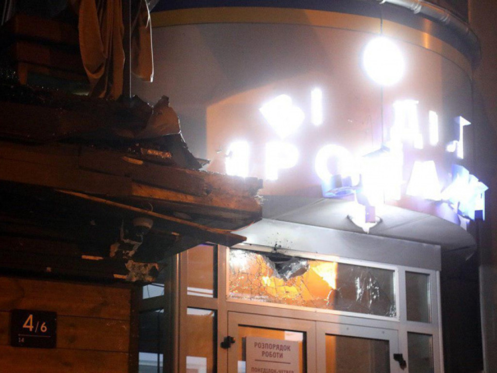 Ночью неизвестные обстреляли из гранатомета здание «Киевгорстроя» (ФОТО, ВИДЕО)
