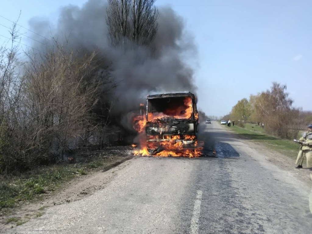 В Винницкой области сгорел пассажирский автобус (ФОТО)