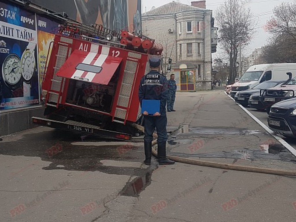 В Бердянске пожарная машина ГСЧС провалилась под асфальт (ФОТО)