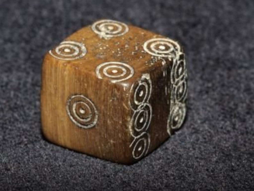 Археологи нашли 600-летнюю  игральную кость для жульничества (ФОТО)