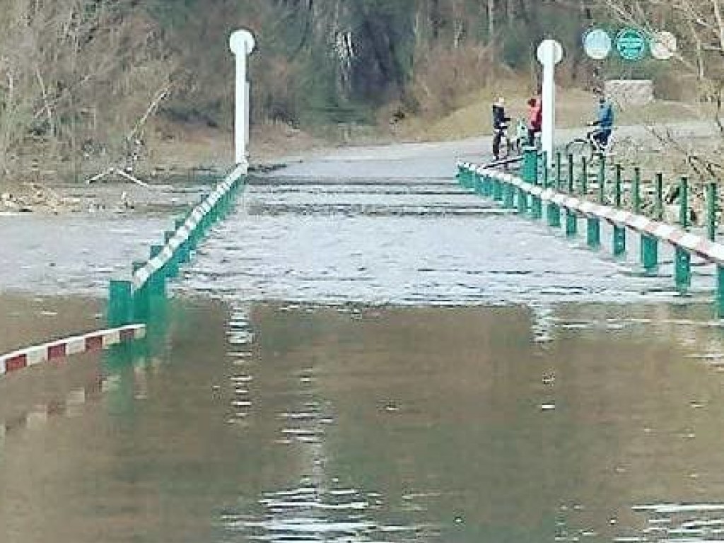 Весенние паводки: В Сумской области мост ушел под воду (ФОТО, ВИДЕО)
