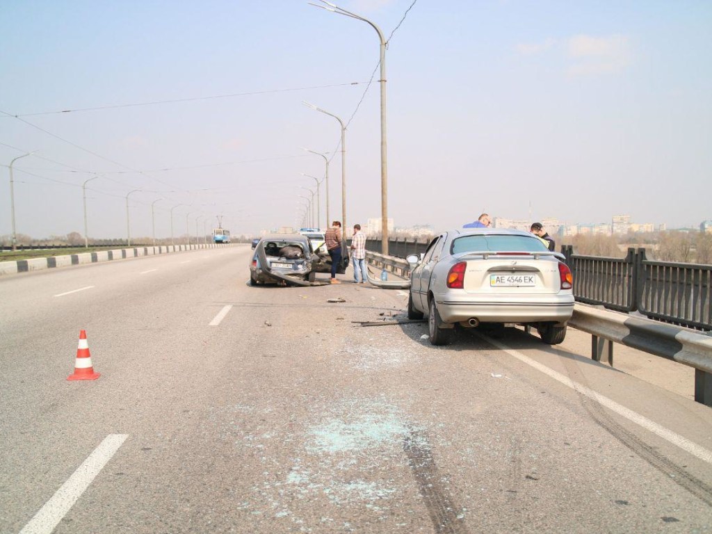 На Кайдакском мосту в Днепре столкнулись Opel и Lanos, есть пострадавшие (ФОТО)
