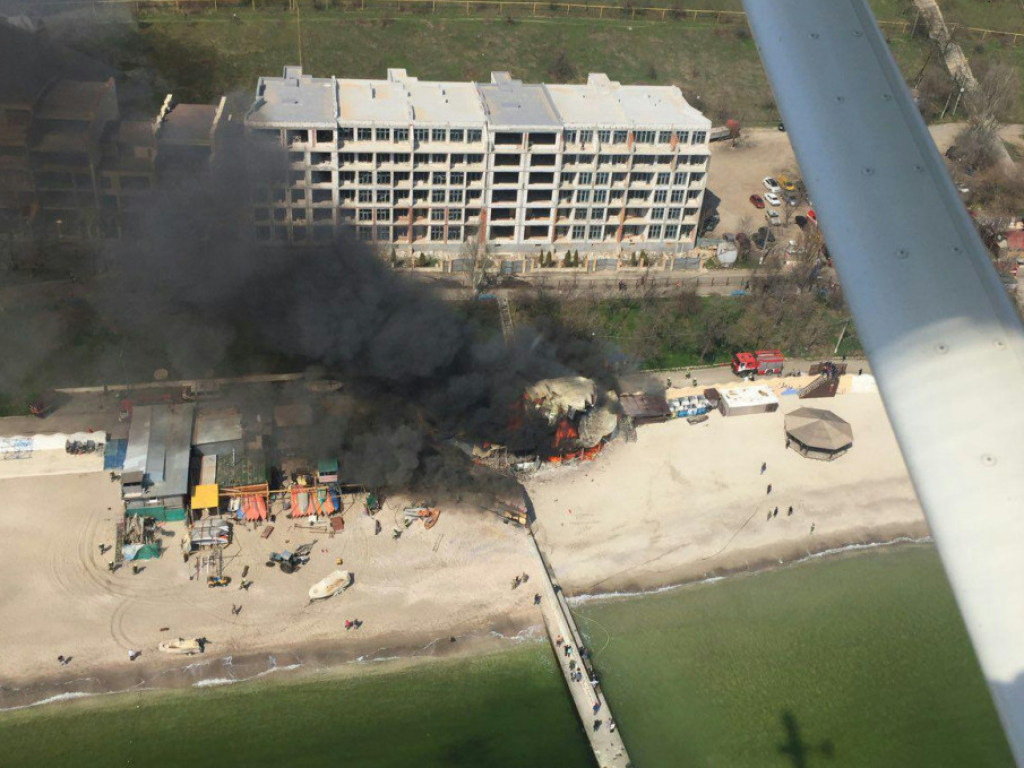 Пожар на набережной в Одессе потушили: ресторан сгорел полностью