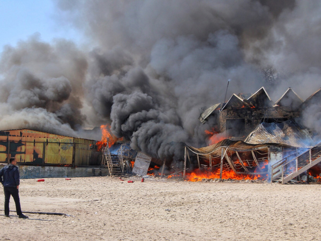 Черный дым столбом и «адский» огонь: На пляже в Одессе горит ресторан (ФОТО)
