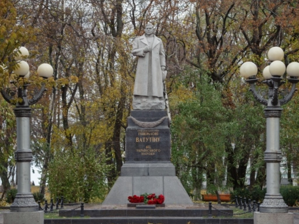В Киеве праворадикалы сорвали возложение цветов к памятнику Ватутину и облили его краской (ВИДЕО)
