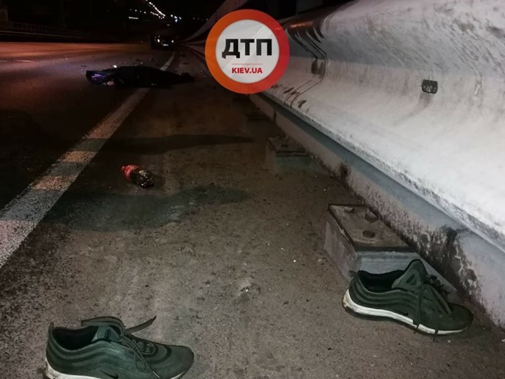 На Дарницком мосту в Киеве Nissan насмерть сбил пешехода-нарушителя, водитель в шоковом состоянии (ФОТО)