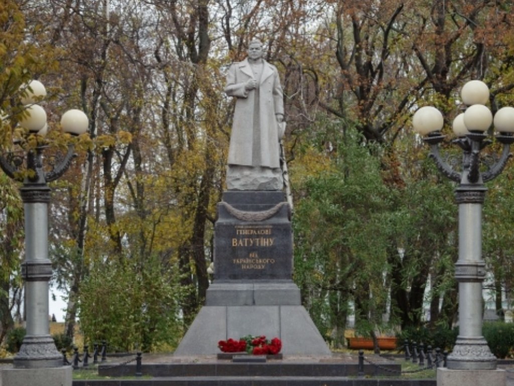 Акция радикалов у памятника Ватутину: в ходе стычки пенсионерка получила ожог глаз